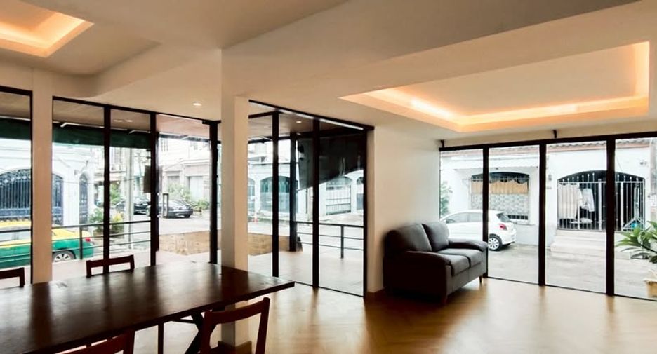 For sale 4 bedrooms townhouse in Huai Khwang, Bangkok