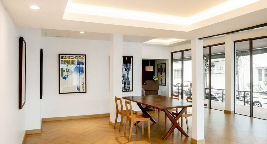 For sale 4 bedrooms townhouse in Huai Khwang, Bangkok