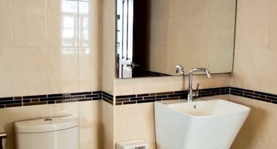 For sale 4 bedrooms townhouse in Huai Khwang, Bangkok