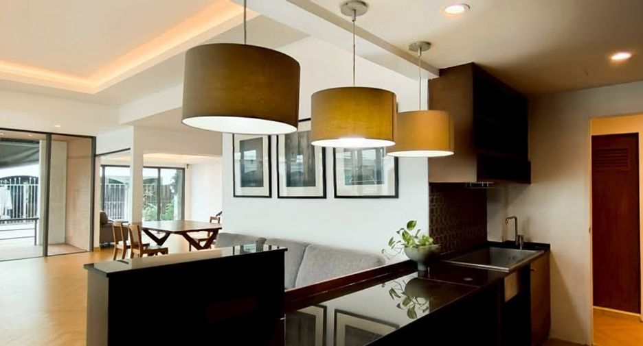 For sale 4 bedrooms townhouse in Huai Khwang, Bangkok