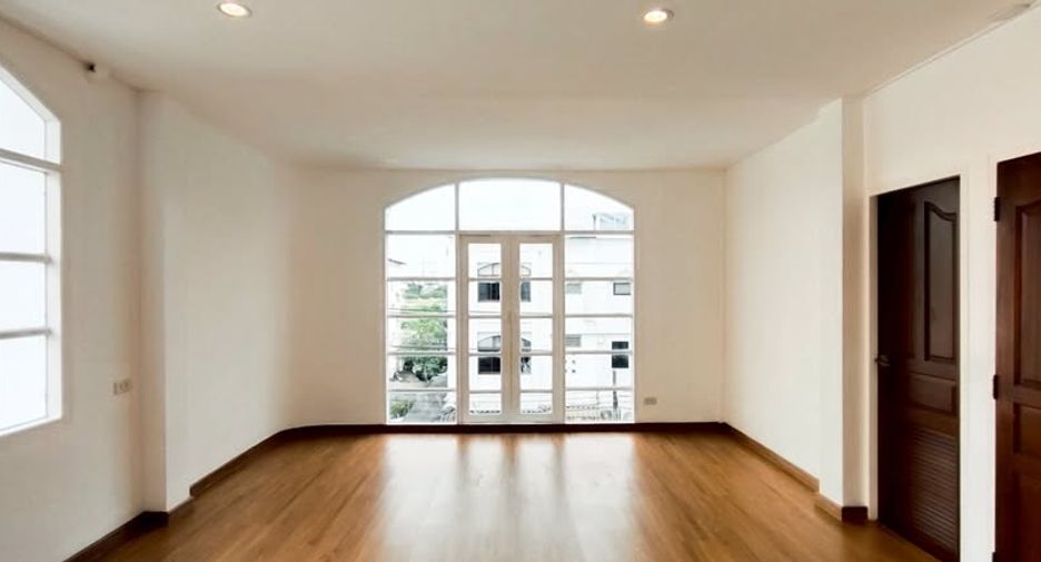 For sale 4 bedrooms townhouse in Huai Khwang, Bangkok