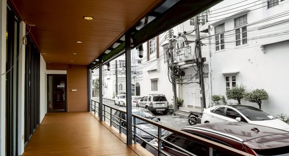 For sale 4 bedrooms townhouse in Huai Khwang, Bangkok