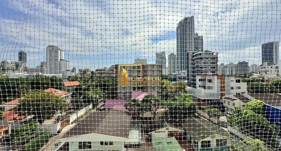 For rent 2 bedrooms condo in Watthana, Bangkok