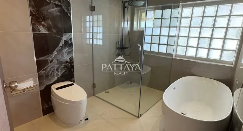 Villa zum Kauf mit 5 Zimmer in Bang Lamung, Chonburi