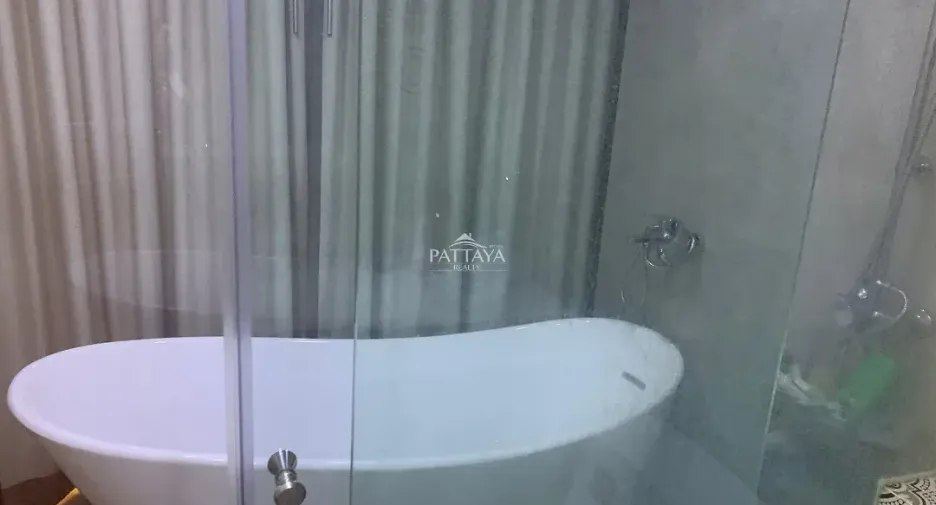 For sale 2 ベッドルーム condo in Bang Lamung, Chonburi