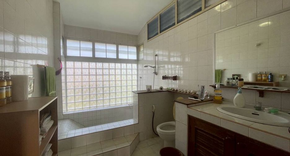 For sale 5 bedrooms house in Mueang Chiang Mai, Chiang Mai
