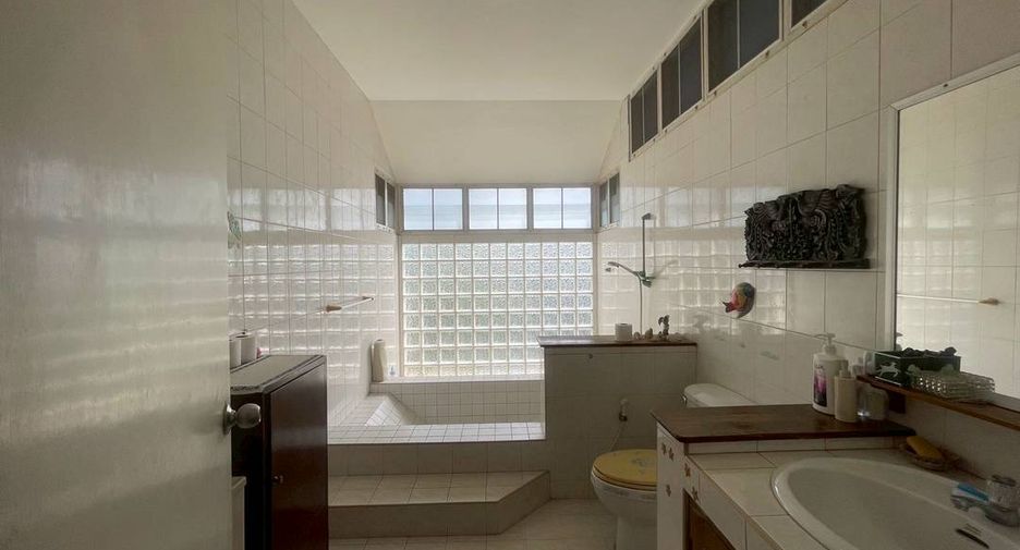 For sale 5 bedrooms house in Mueang Chiang Mai, Chiang Mai