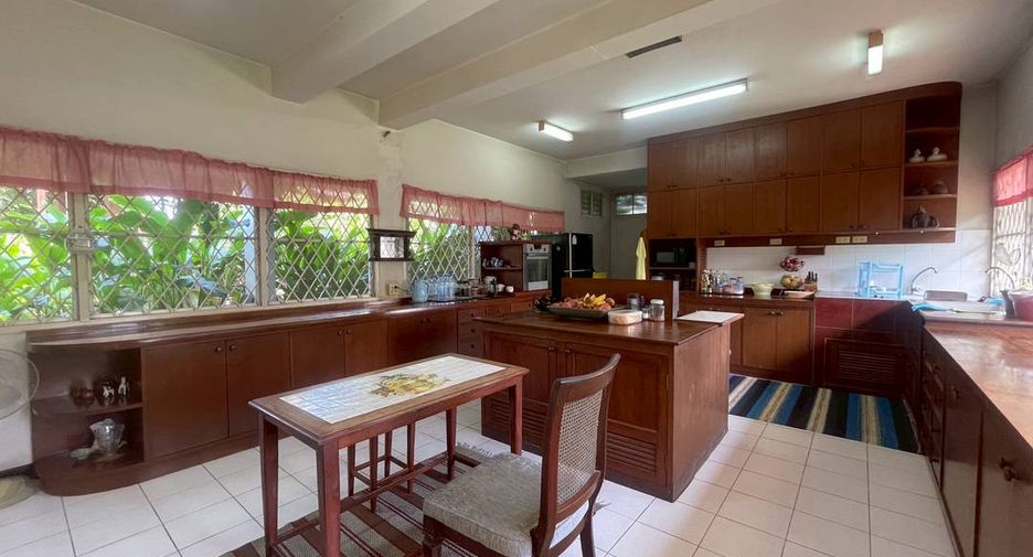 For sale 5 bedrooms house in Mueang Chiang Mai, Chiang Mai