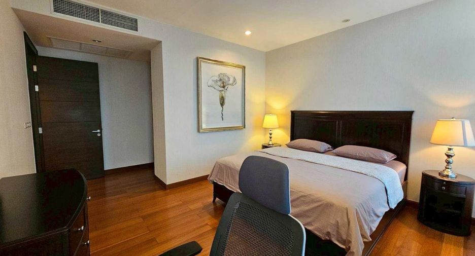 For rent 2 bedrooms condo in Pathum Wan, Bangkok