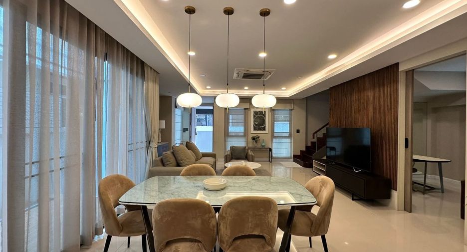 For rent 3 bedrooms house in Watthana, Bangkok