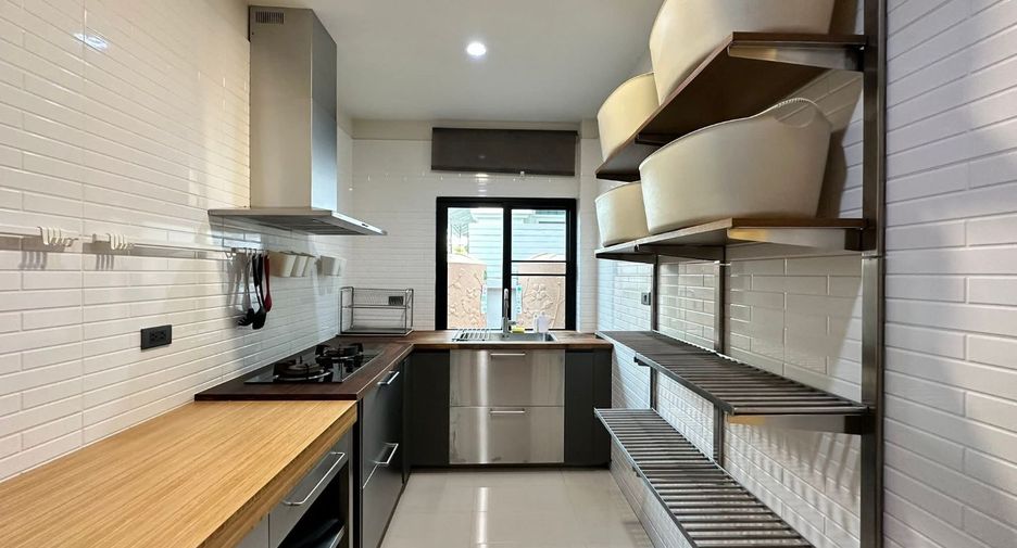 For rent 3 bedrooms house in Watthana, Bangkok
