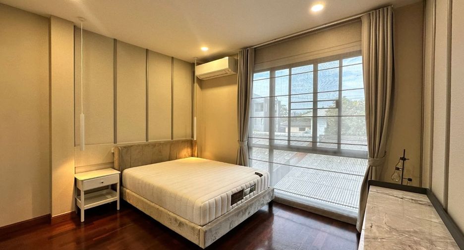 For rent 3 bedrooms house in Watthana, Bangkok