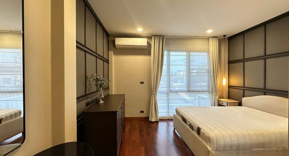 For rent 3 bedrooms house in Watthana, Bangkok