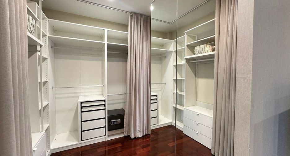 For rent 3 bedrooms house in Watthana, Bangkok