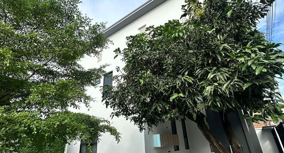 For rent 3 bedrooms house in Watthana, Bangkok
