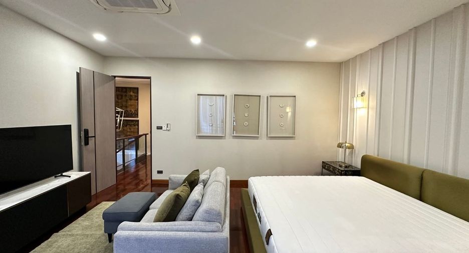 For rent 3 bedrooms house in Watthana, Bangkok