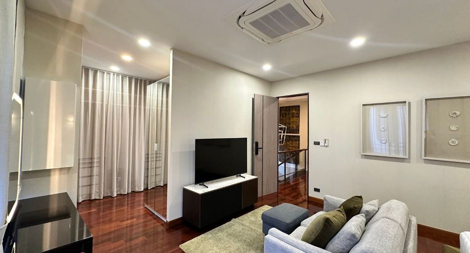 For rent 3 bedrooms house in Watthana, Bangkok