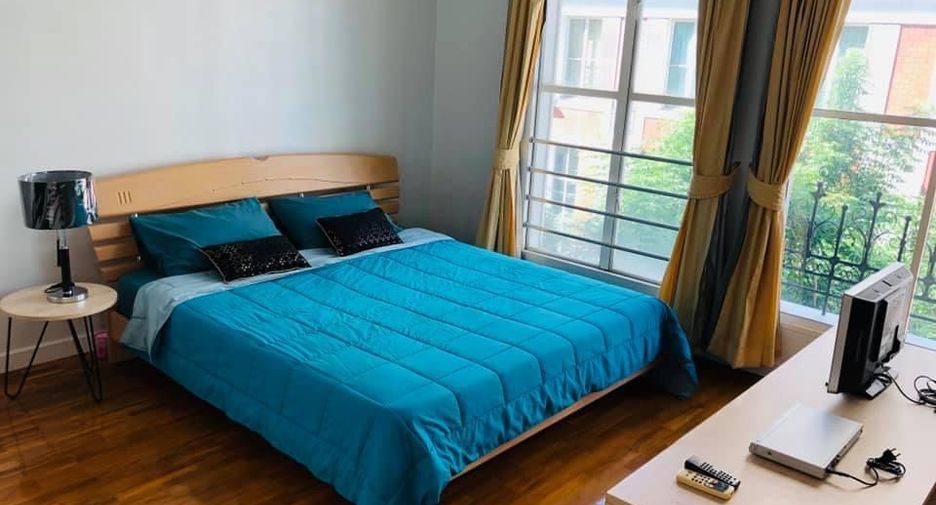 Haus zur Miete mit 4 Zimmer in Watthana, Bangkok
