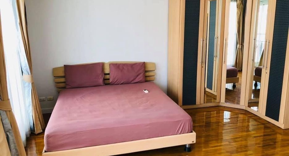 Haus zur Miete mit 4 Zimmer in Watthana, Bangkok