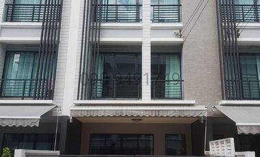 À louer 3 chambres maison de ville à Bang Kapi, Bangkok