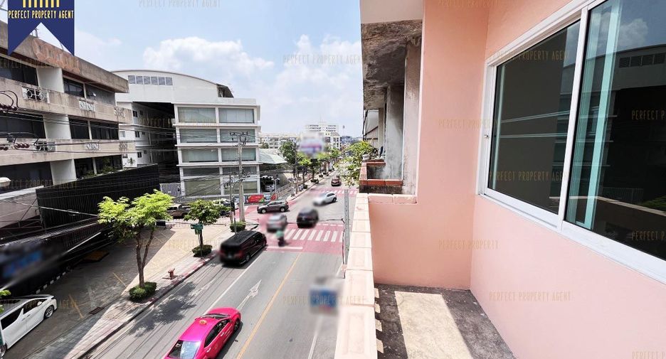Local comercial en venta de 2 habitaciones en Lat Phrao, Bangkok
