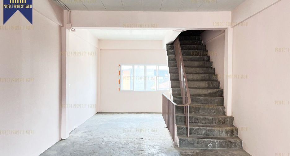 Local comercial en venta de 2 habitaciones en Lat Phrao, Bangkok