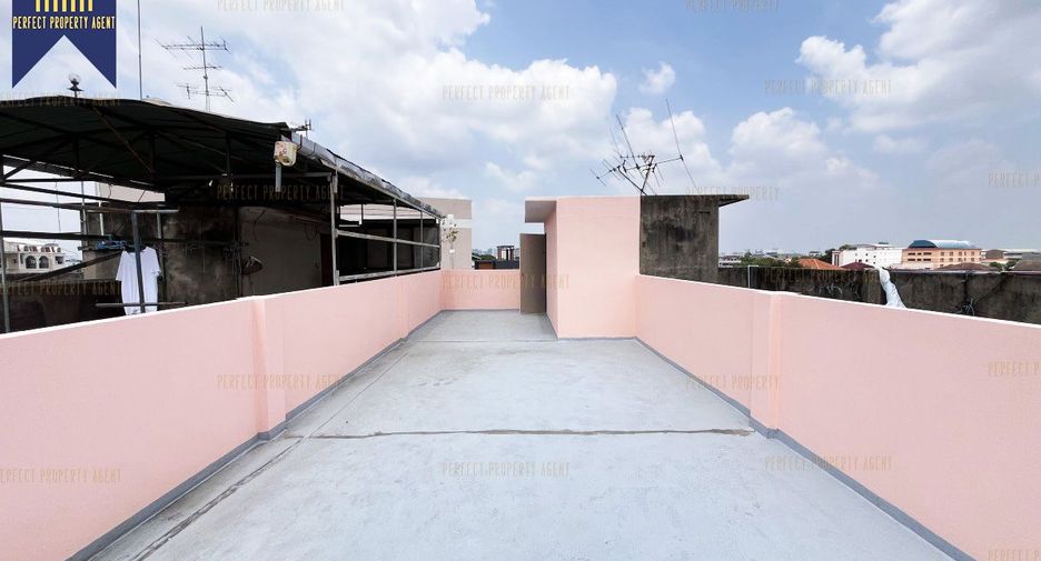 Local comercial en venta de 2 habitaciones en Lat Phrao, Bangkok