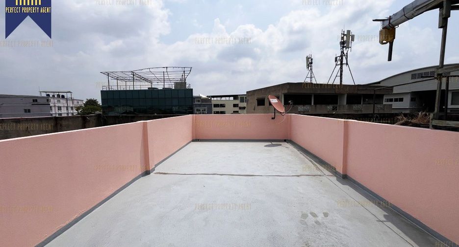 Local comercial en venta de 2 habitaciones en Lat Phrao, Bangkok