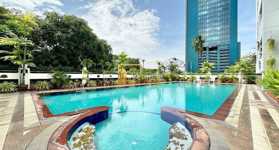 For rent 3 ベッドルーム condo in Yan Nawa, Bangkok