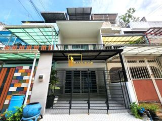 出租 和 出售 3 卧室 联排别墅 在 Watthana, 曼谷