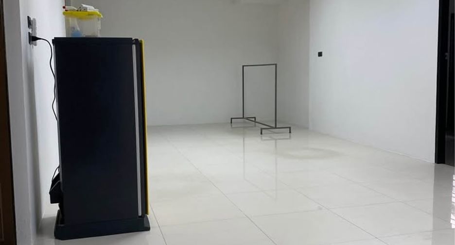 Продажа 3 спальни офис в Хуаи Кхщанг, Бангкок