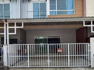 出租 3 卧室 联排别墅 在 Suan Luang, 曼谷