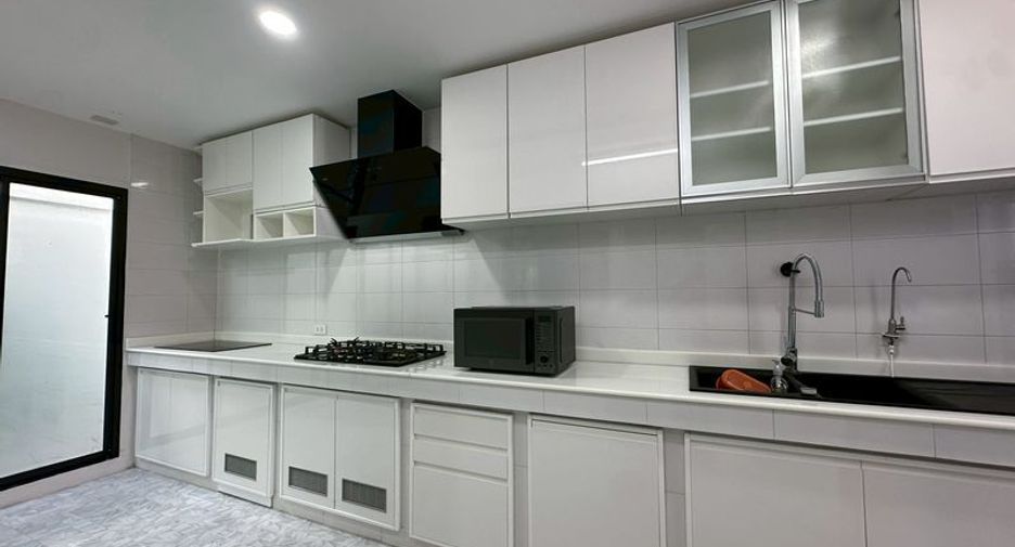For rent 3 bedrooms house in Si Racha, Chonburi