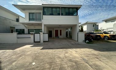 Casa en alquiler de 3 habitaciones en Si Racha, Chonburi