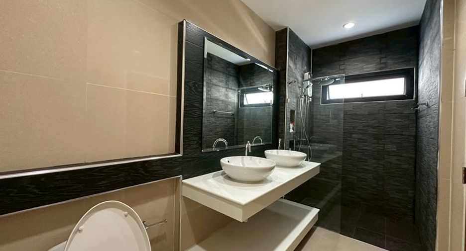 For rent 3 bedrooms house in Si Racha, Chonburi