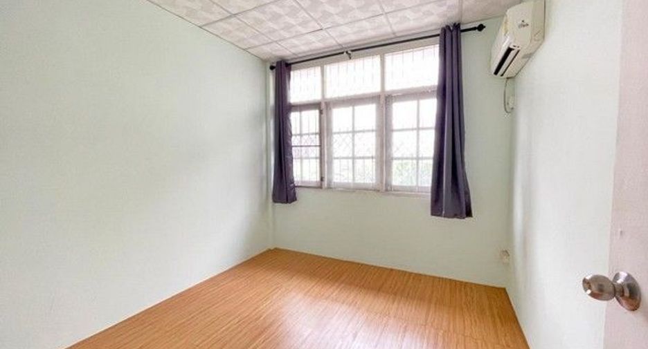Casa adosada en alquiler de 3 habitaciones en Bang Bua Thong, Nonthaburi