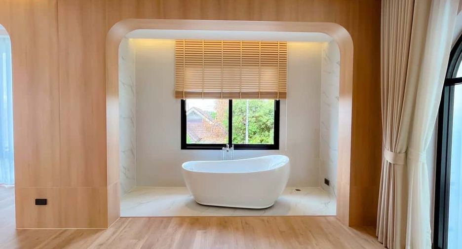 For rent 4 bedrooms villa in Mueang Chiang Mai, Chiang Mai