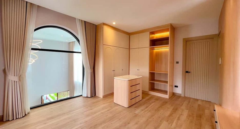 For rent 4 bedrooms villa in Mueang Chiang Mai, Chiang Mai