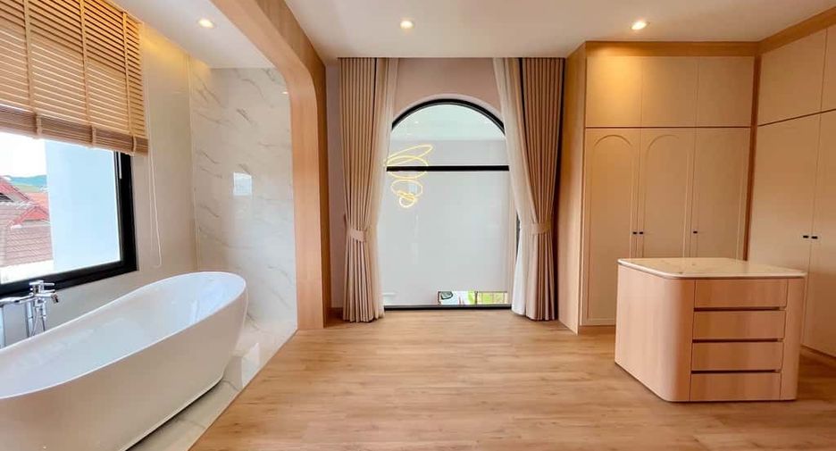 For rent 4 bedrooms villa in Mueang Chiang Mai, Chiang Mai