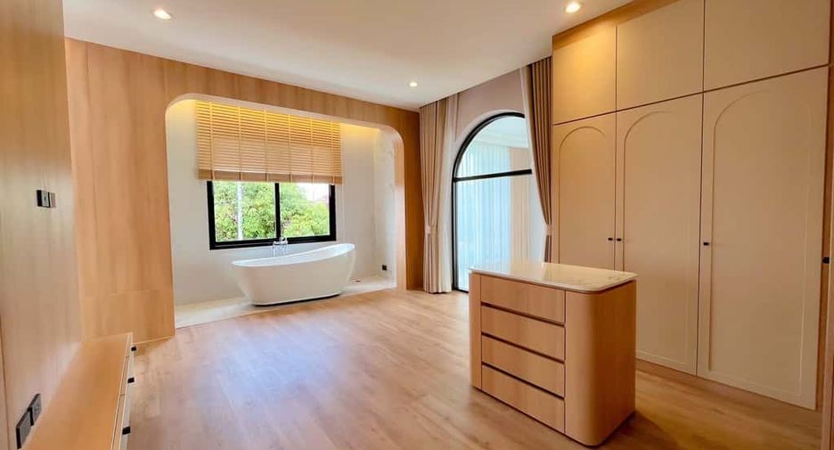 For rent 4 bedrooms villa in Mueang Chiang Mai, Chiang Mai
