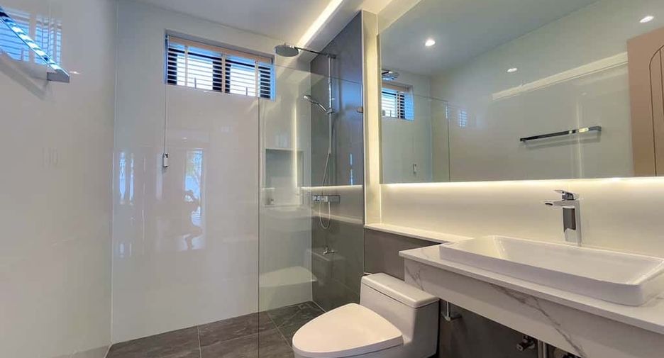 For rent 4 bedrooms villa in Mueang Chiang Mai, Chiang Mai