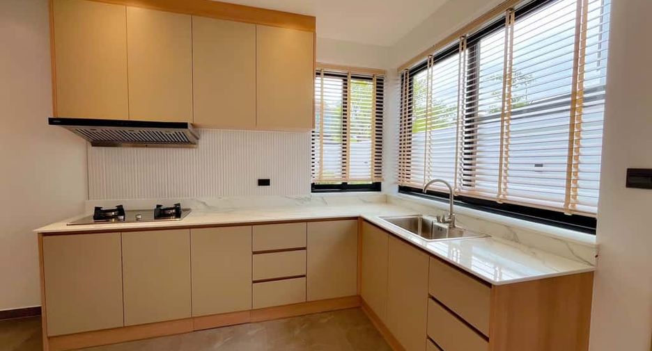 For rent 4 bedrooms villa in Mueang Chiang Mai, Chiang Mai