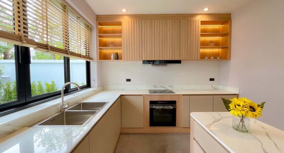 For rent 4 bedrooms villa in Mueang Chiang Mai, Chiang Mai