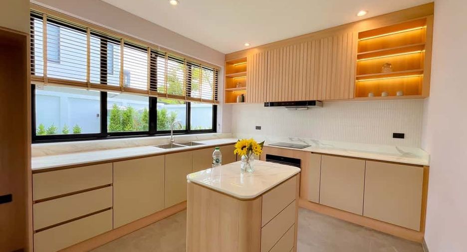 For rent 4 bedrooms villa in Mueang Chiang Mai, Chiang Mai
