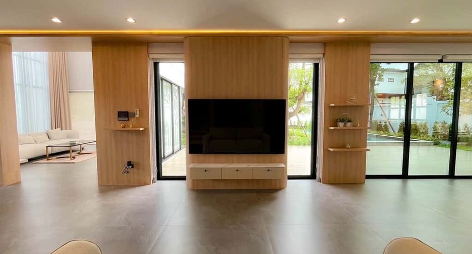 For rent 4 bedrooms villa in Mueang Chiang Mai, Chiang Mai