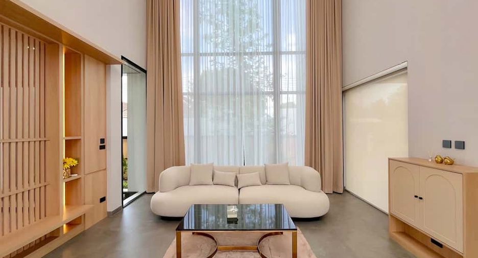 For rent 4 bedrooms villa in Mueang Chiang Mai, Chiang Mai