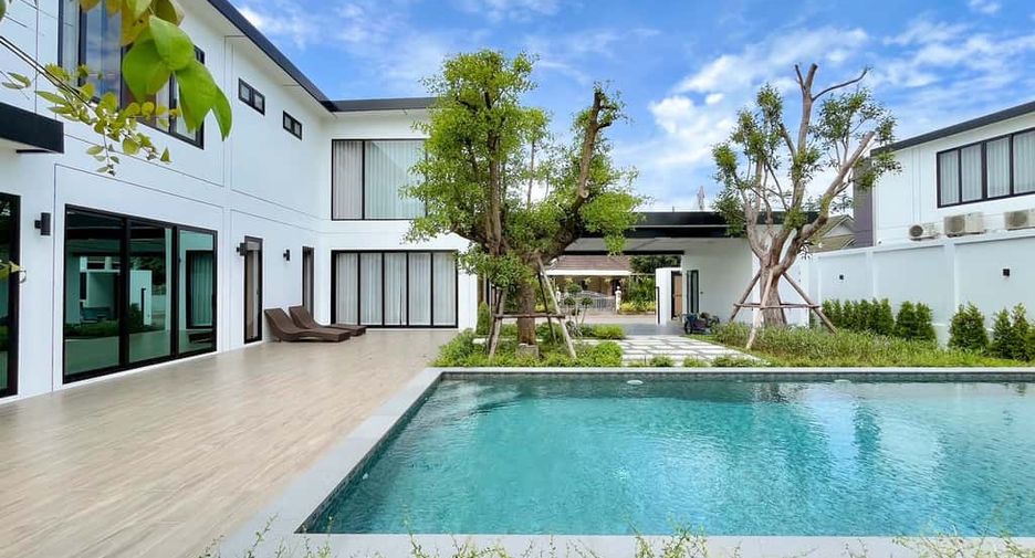 For rent 4 bedrooms villa in Mueang Chiang Mai, Chiang Mai