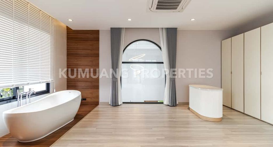 For rent 4 bedrooms villa in Mueang Chiang Mai, Chiang Mai
