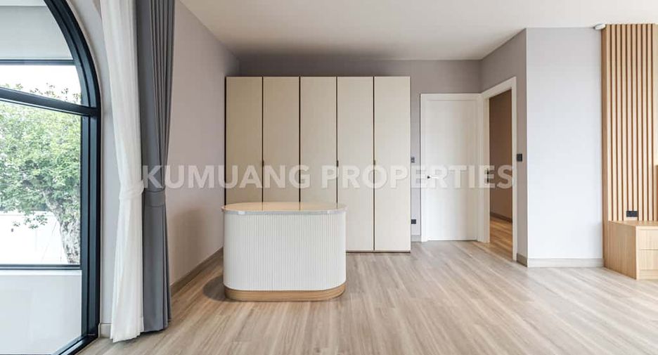 For rent 4 bedrooms villa in Mueang Chiang Mai, Chiang Mai