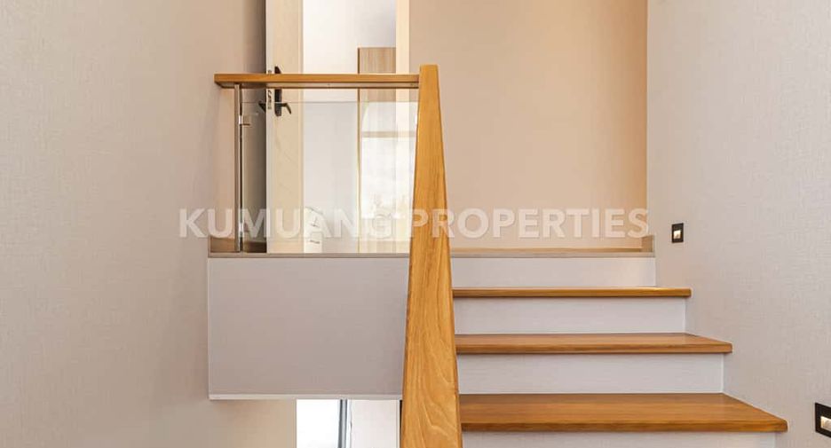 For rent 4 bedrooms villa in Mueang Chiang Mai, Chiang Mai
